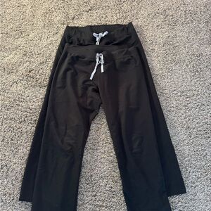 Figs women’s straight leg scrub pants in black